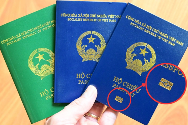 Hộ chiếu gắn chip điện tử có biểu tượng chip điện tử ở trang bìa