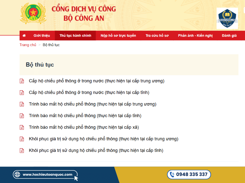 Người dân thao tác trên cổng dịch vụ công khi làm hộ chiếu online TP.HCM