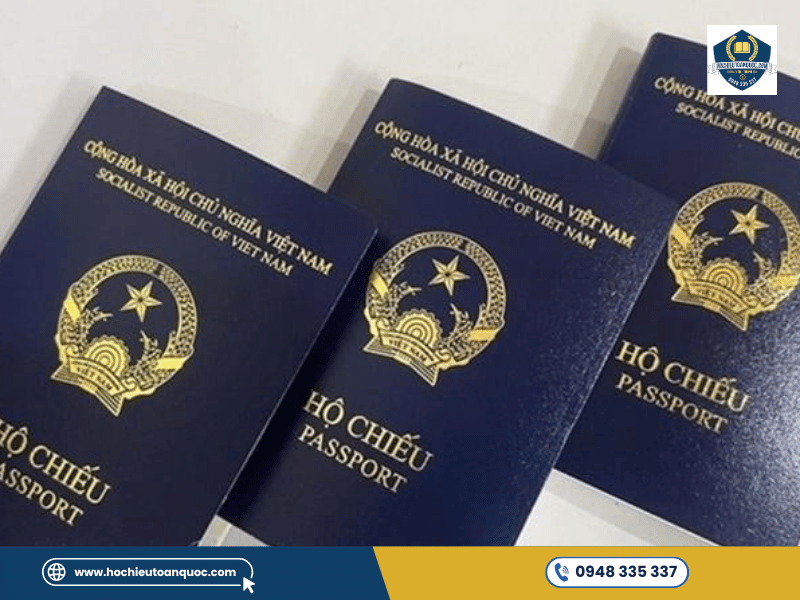 Người dân thực hiện thủ tục đổi sang hộ chiếu mẫu mới tại cơ quan cấp hộ chiếu
